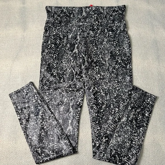 SPANX Faux Leather Snake Shine Leggings Size Large NWT Grey Pants - Picture 8 of 9